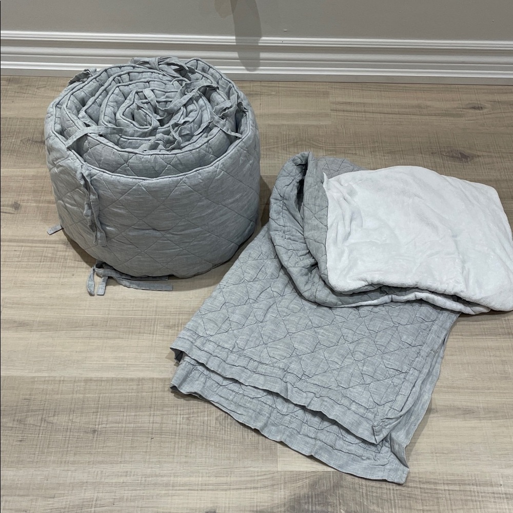 CRIB Pottery Barn Kids Gray and White Quilted Bedding Set